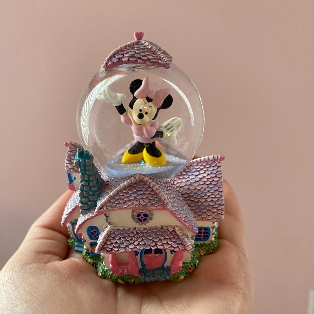 Minnie Mouse Snow Globe